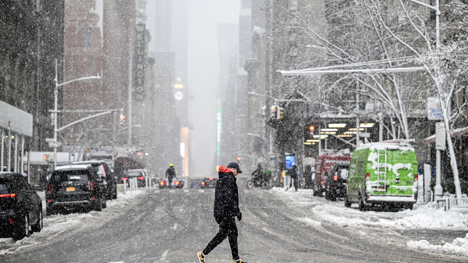 Heavy snowfall in US northeast, flights grounded