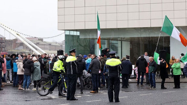 Hundreds of people are taking part in the protest in Drogheda (Pic: RollingNews.ie)