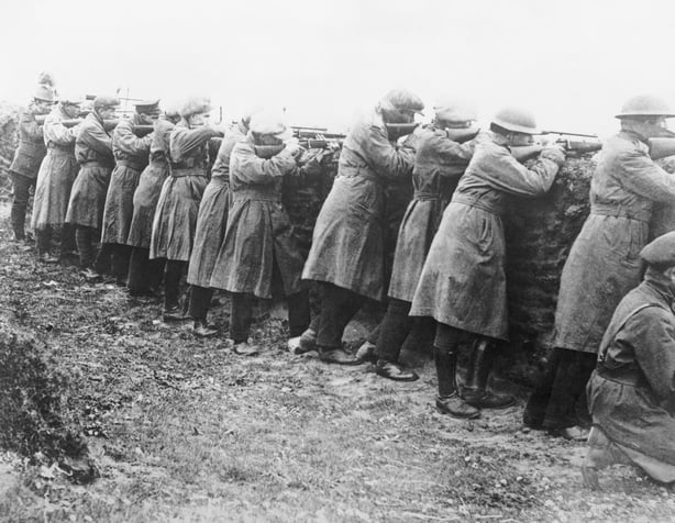 IRA volunteers pointing guns