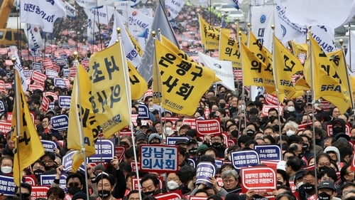 S Korean doctors rally as healthcare standoff escalates