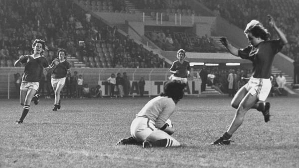 Ireland goalkeeper Anne Griffith holding the ball during the Women's International friendly match between France and the Republic of Ireland, held at the Parc des Princes in Paris, France, 10th October 1973. Photo: Getty Images