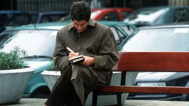 Charlie Bird taking notes outside Leinster House in 1991 (Pic: RollingNews.ie)