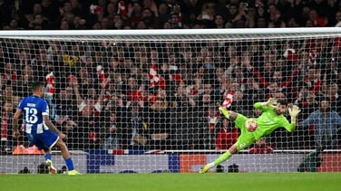 Video | Raya saves send Arsenal through on penalties | RTÉ