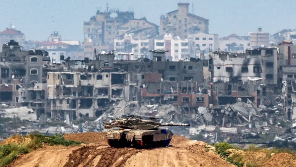 An Israeli battle tank at the southern border between Israel and Gaza