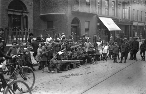Children pose with pretend weapons in the streets of Dublin, influenced by fighting during the Irish Civil War. (Photo by Topical Press Agency/Getty Images)