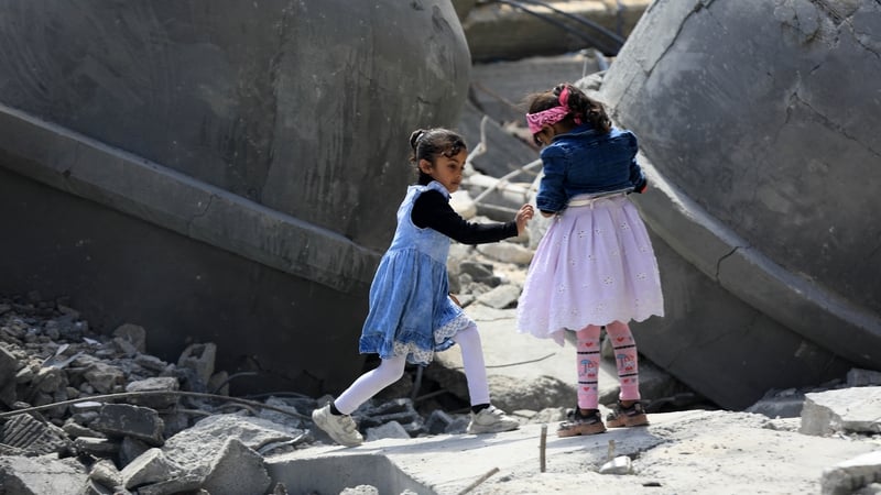 Páistí i lár an smionagair i Gaza