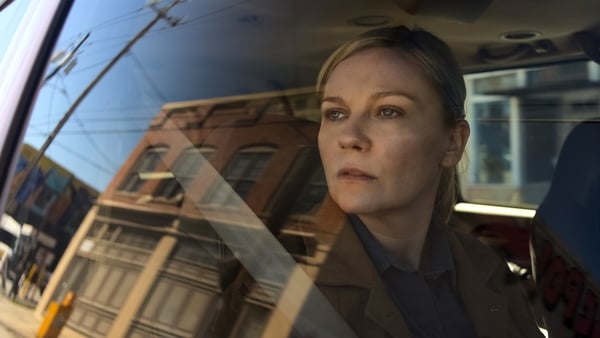 Kirsten Dunst is brilliant as Lee Smith, a legendary combat photographer who has seen too much and rolled the dice more than she cares to remember