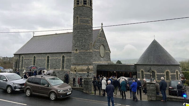 Sochraid curtha ar Mhuintir Bowden a bhásaigh ar an N a 17