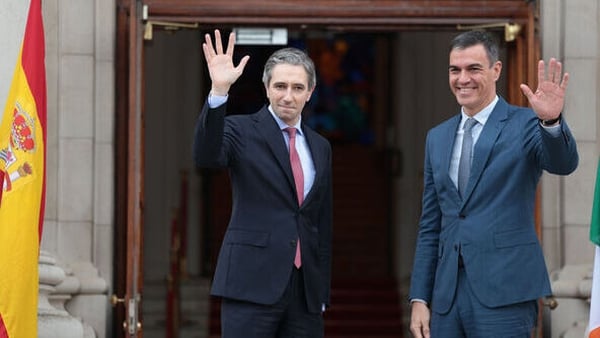 Simon Harris with Pedro Sánchez at Government Buildings this afternoon (Pics: RollingNews.ie)