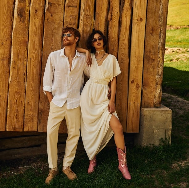 Bride and groom in rustic photo shoot