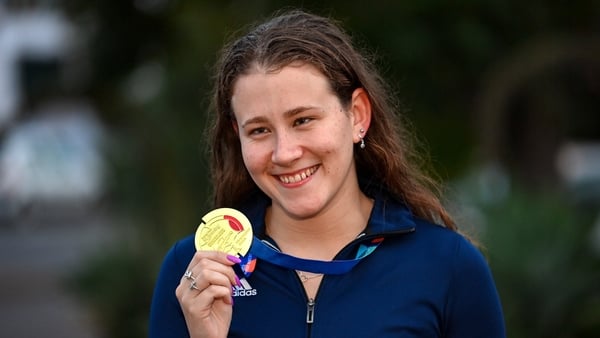 Róisín Ní Ríain celebrates with her gold medal