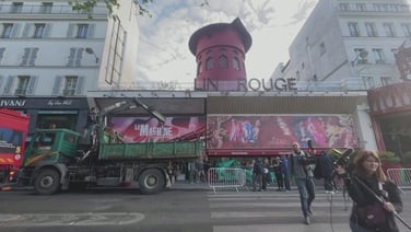 Blades of Paris landmark Moulin Rouge windmill collapse