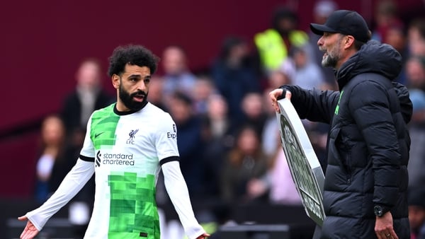 Mo Salah (L) and Jurgen Klopp exchanged words right after West Ham made it 2-2