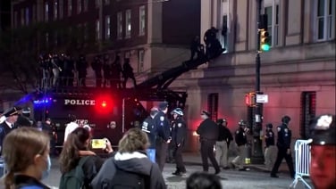 NYPD raid Columbia University building, arrest protesters