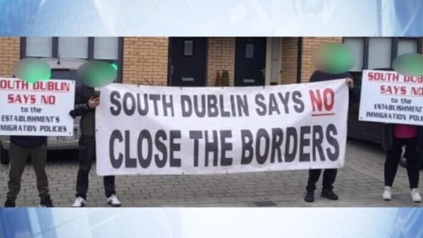 Protesters held signs which said 'South Dublin Says No Close The Borders' outside the Taoiseach's home