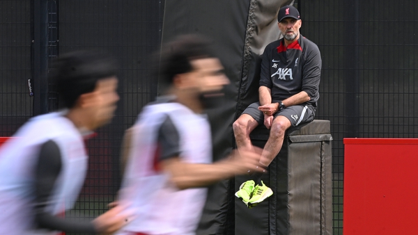 Liverpool manager looks on as Mohamed Salah trains ahead of the weekend clash with Tottenham