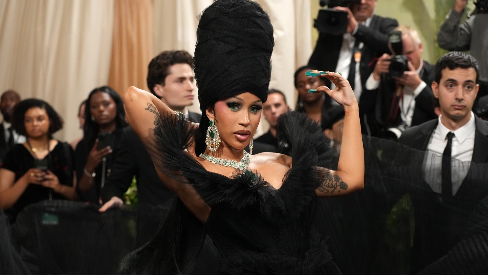 Cardi B 'shuts Down Met Gala Carpet' With Black Beauty