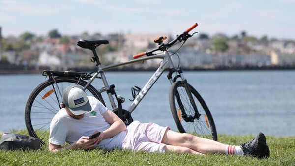 A man enjoys the weather at Sandycove, Dublin (RollingNews.ie)