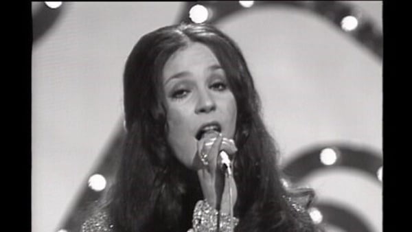 Sandie Jones ag canadh 'Ceol an Ghrá' i 1972.