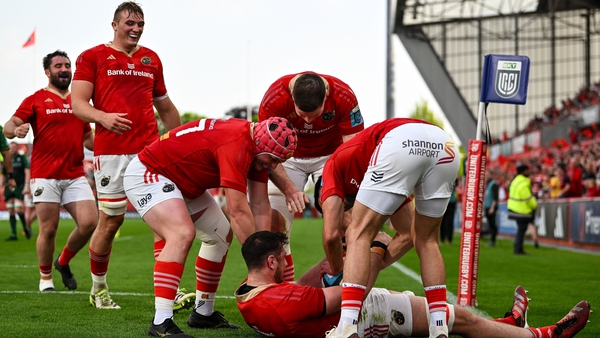 Munster players celebrate Tom Ahern's try