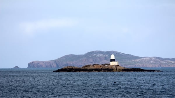 Caolas Árainn Mhór amach as cósta Dhún na nGall.