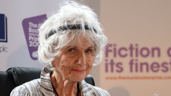 Alice Munro, who has died age 92, received the Man Booker International Prize in Trinity College Dublin in 2009