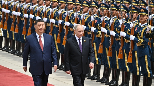 Xi Jinping saludó a Vladimir Putin en una alfombra roja frente al Gran Palacio del Pueblo en Beijing