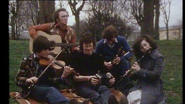 Pat Butler agus a ghiotár le Kevin Glackin, fidil, Noel Kenny, consairtín agus Róisin Ní Icí, fliúit, le Crooked Road agus The Salamanca.