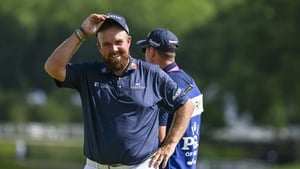 Lowry fires into contention after extraordinary 62