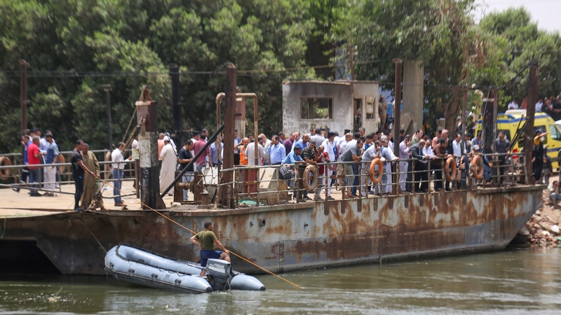 Nine girls die after minibus plunges into Egyptian Nile