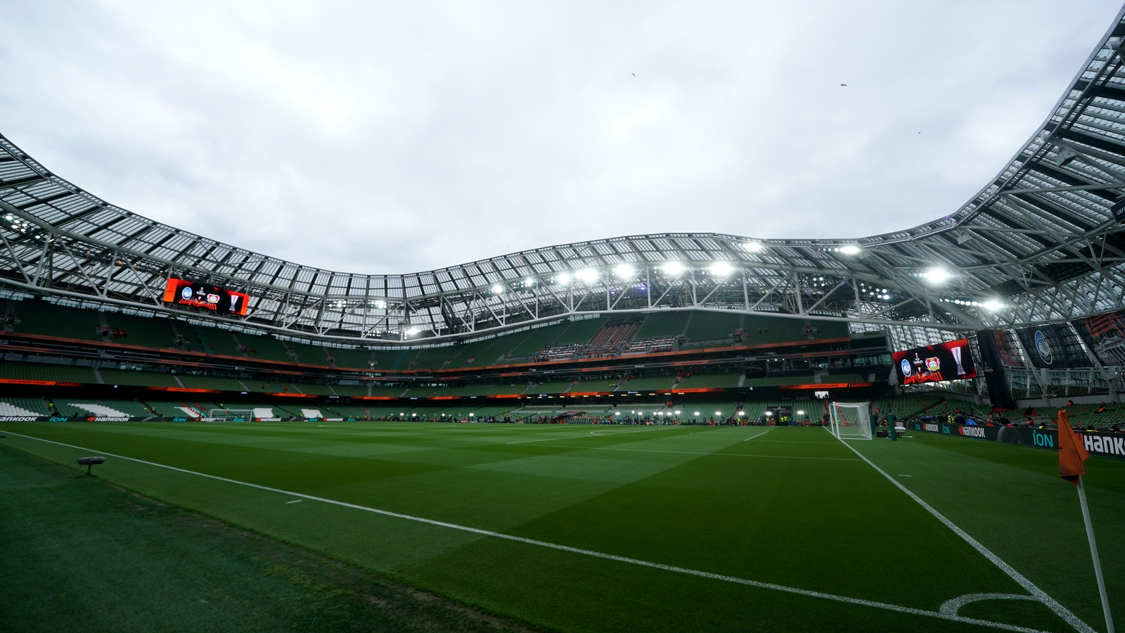 Thousands of fans flock to Dublin for Europa League final