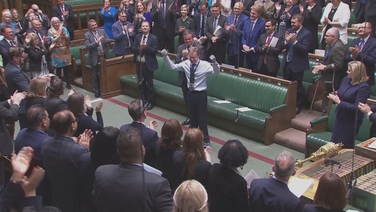 Conservative MP Craig MacKinlay gets standing ovation following sepsis amputations
