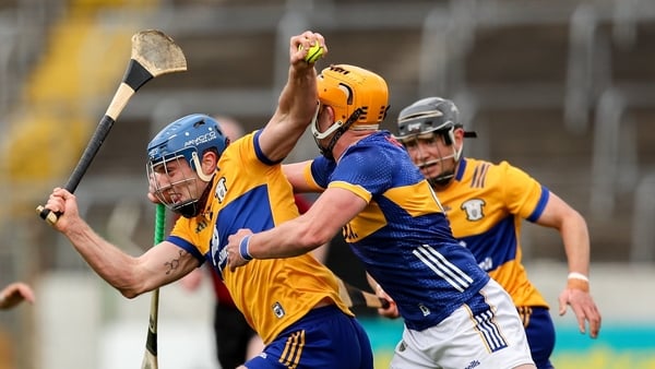 Shane O'Donnell (L) escapes the attentions of Ronan Maher