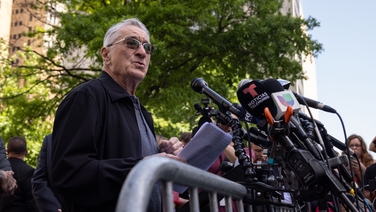 Robert De Niro slams Trump as 'a clown'