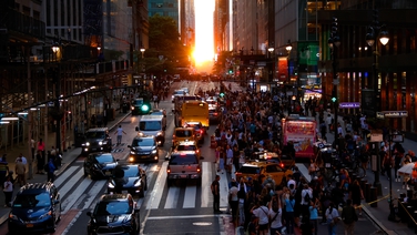 ‘Manhattanhenge’ sunset wows New Yorkers