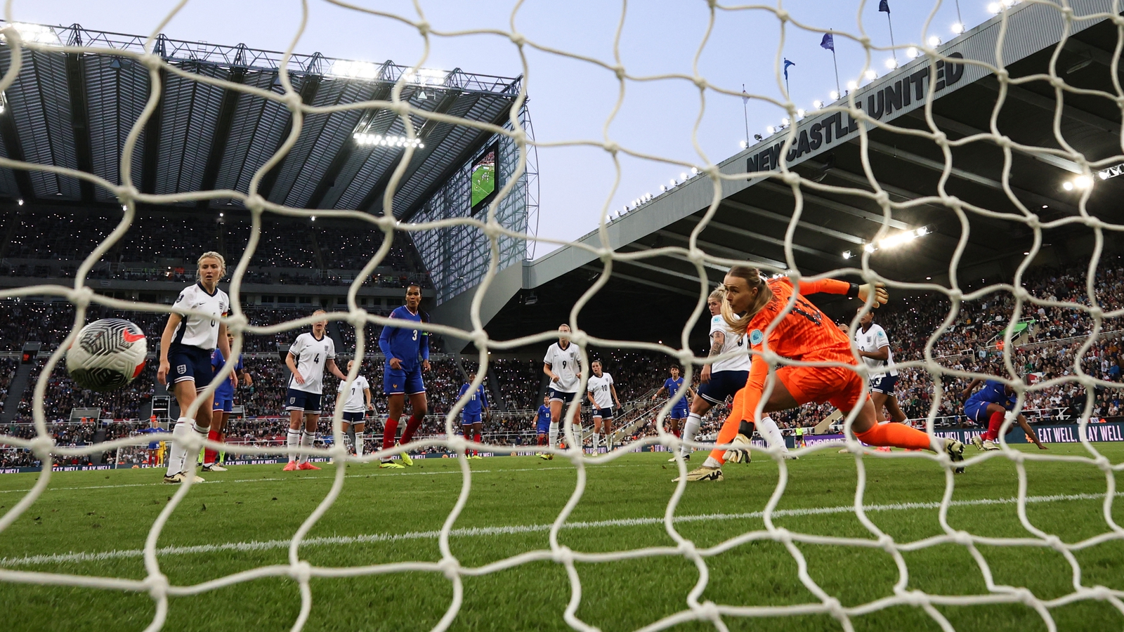 France beat England to take control of Ireland’s group