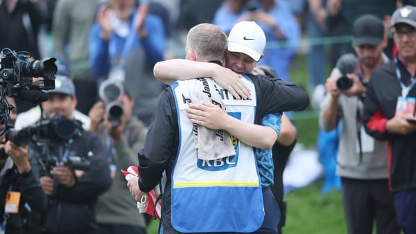 MacIntyre embraces his father, who caddied for him