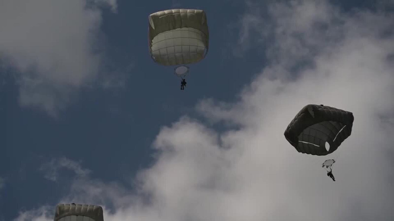 Paratroopers recreate Normandy drop for D-Day anniversary