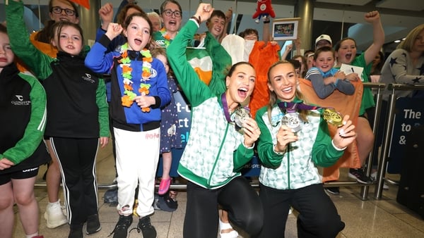 Sophie Becker and Sharlene Mawdsley posing with supporters in Dublin Airport (Rollingnews.ie)