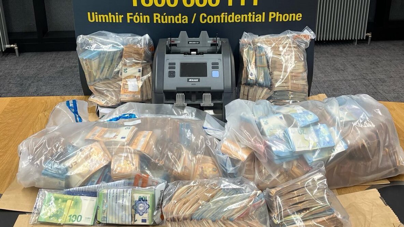 Two arrested as gardaí seized €1m in cash in Dublin