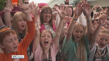 Evelyn O'Rourke live with fans ahead of Taylor Swift gig