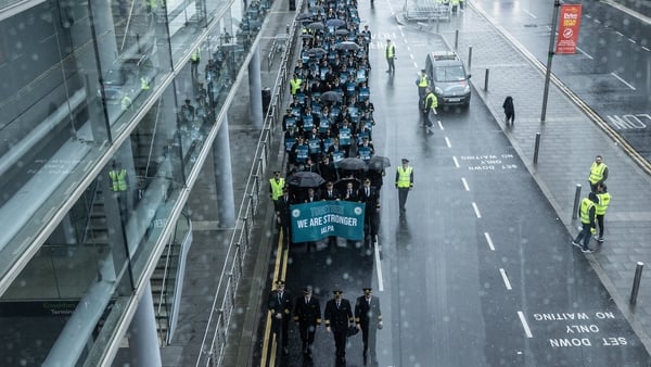 Aer Lingus pilots marched around Dublin Airport this morning
