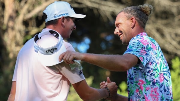 McKibbin and Siem shake hands before the play-off