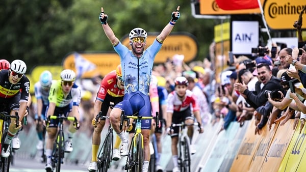 Mark Cavendish celebrates a record-breaking win