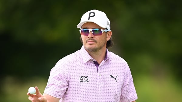 Ewen Ferguson acknowledges the crowd after a birdie on 14