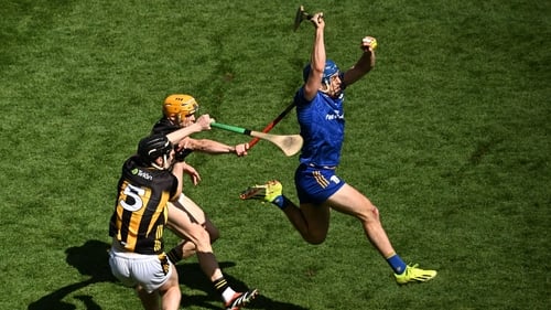 Clare's Shane O'Donnell outjumps Kilkenny's David Blanchfield and Richie Reid during the All-Ireland hurling semi-final. Photo : Daire Brennan/Sportsfile