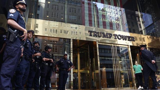 Cosnaíonn póilíní os comhair Trump Tower i Manhattan lá tar éis an lámhaigh i Pennsylvania