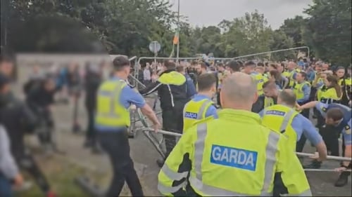 Na Gardaí ag gabháil i ngleic le lucht na hagóide ar sheanláthair Crown Paints sa gCúlóg