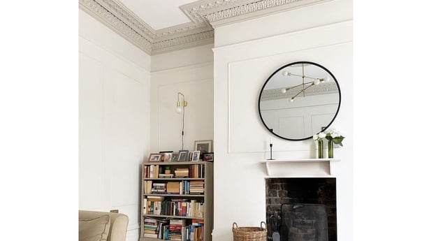 Light living room with complementary lighting fixtures