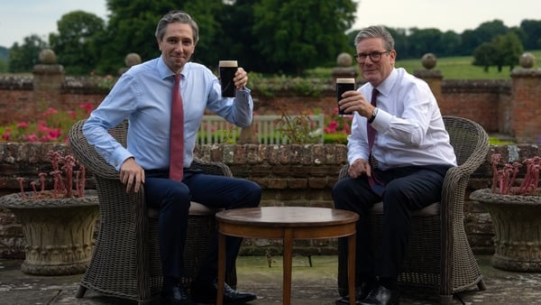 Simon Harris and Keir Starmer pictured with a pint of Guinness at Chequers